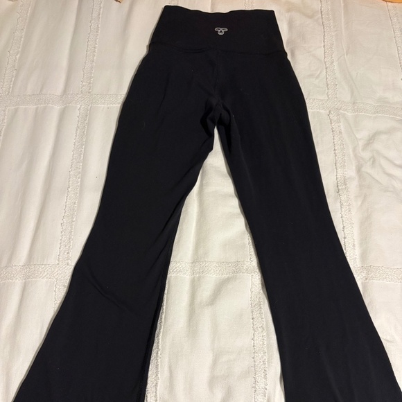 TNA ACTION SLIT-LEG FLARE LEGGINGS — BLACK (XS) - Picture 2 of 2
